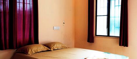 Habitació amb dos llits individuals familiar, balcó, vistes al turó