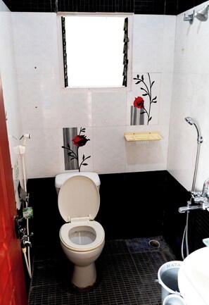 Familien-Zweibettzimmer, Balkon, Hügelblick | Badezimmer | Handtücher, Seife, Shampoo