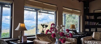 Avenida Snowcap Retreat