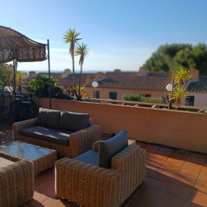 Terrace/patio - Rez de jardin vue mer 6 couchages piscine terrain de tennis (Saint-Mandrier-sur-Mer)