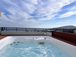 A hot tub on a rooftop with a view of the sea and mountains. - Sounio Panoramic Loft, Bill & John Villas (Sounion)