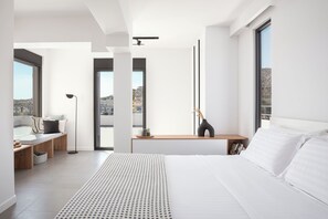 Escritorio, tabla de planchar con plancha, wifi gratis y ropa de cama 