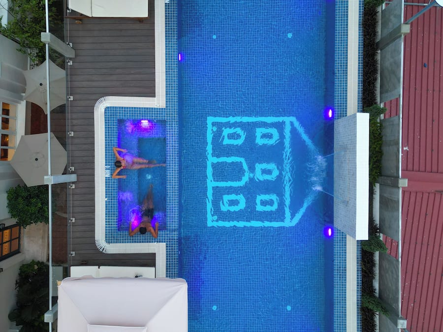 Una piscina al aire libre (de 10:00 a 22:00), sombrillas, tumbonas