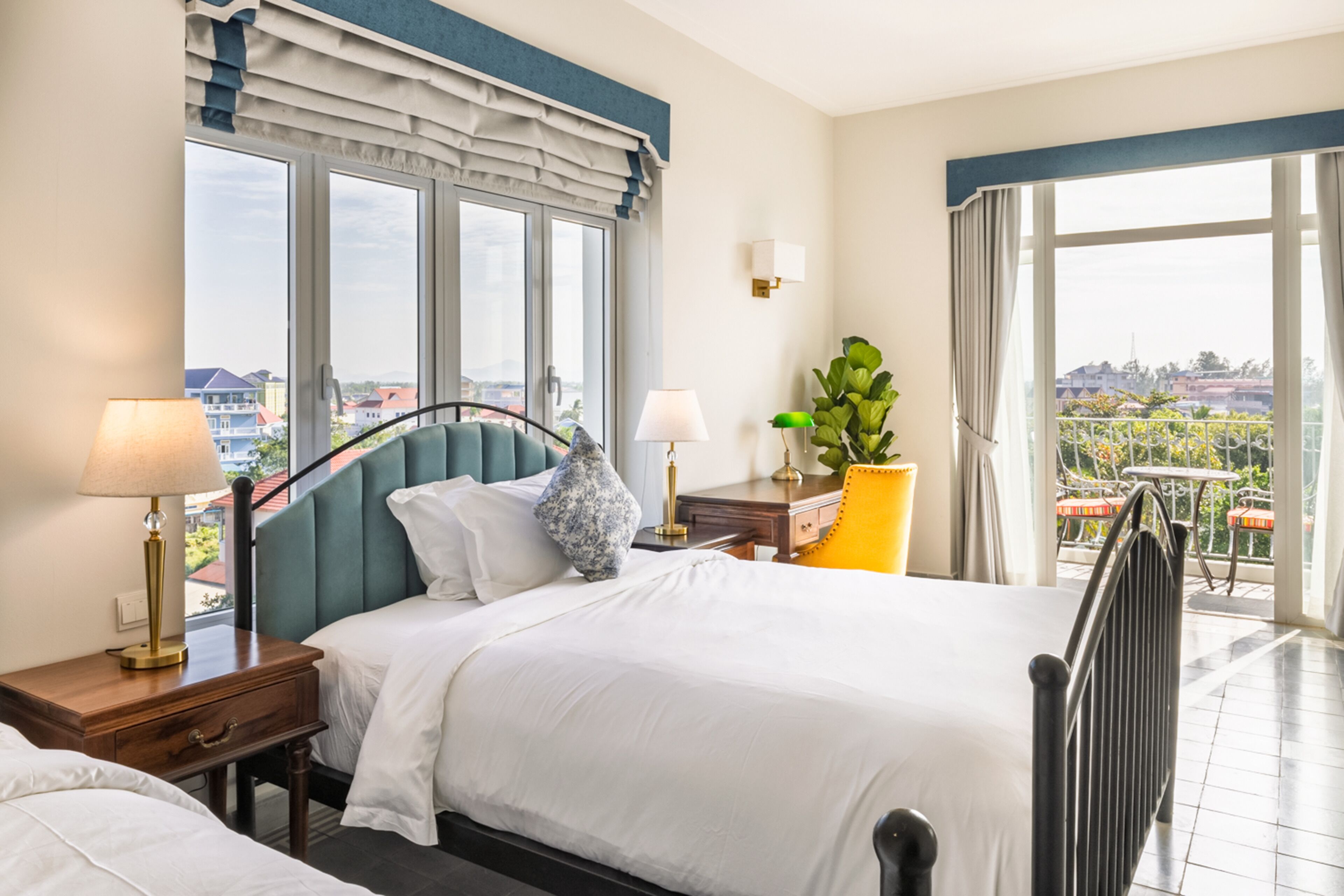 Familiesuite, balkong, byutsikt | Dundyner, memory foam-senger, minibar og safe på rommet