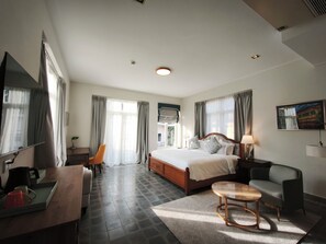 Superior-Doppelzimmer, Balkon, Stadtblick | Zimmersafe, Schreibtisch, laptopgeeigneter Arbeitsplatz