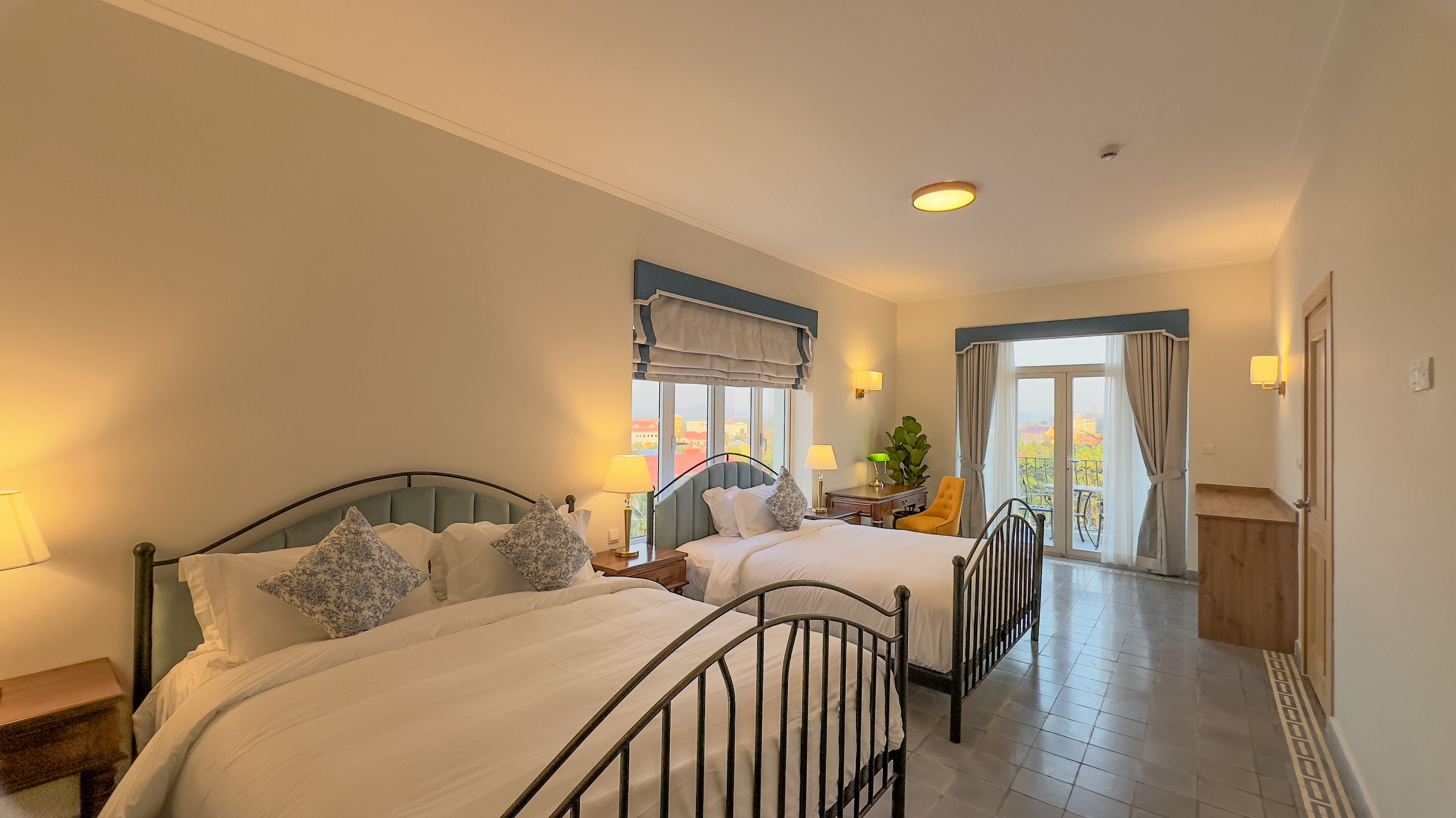 Phòng Suite dành cho gia đình, ban công, quang cảnh thành phố | Chăn bông, minibar, két bảo mật tại phòng, trang trí khác biệt 