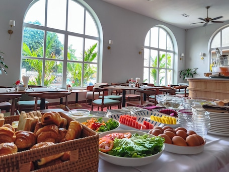 Se sirven desayunos y almuerzos. Chateau Kampot