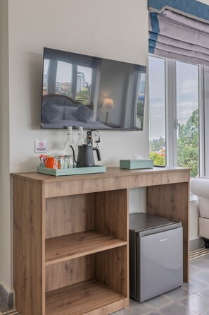 Executive Suite, Balcony, City View | Living area | TV, computer monitors, printers - Chateau Kampot (Kampot)