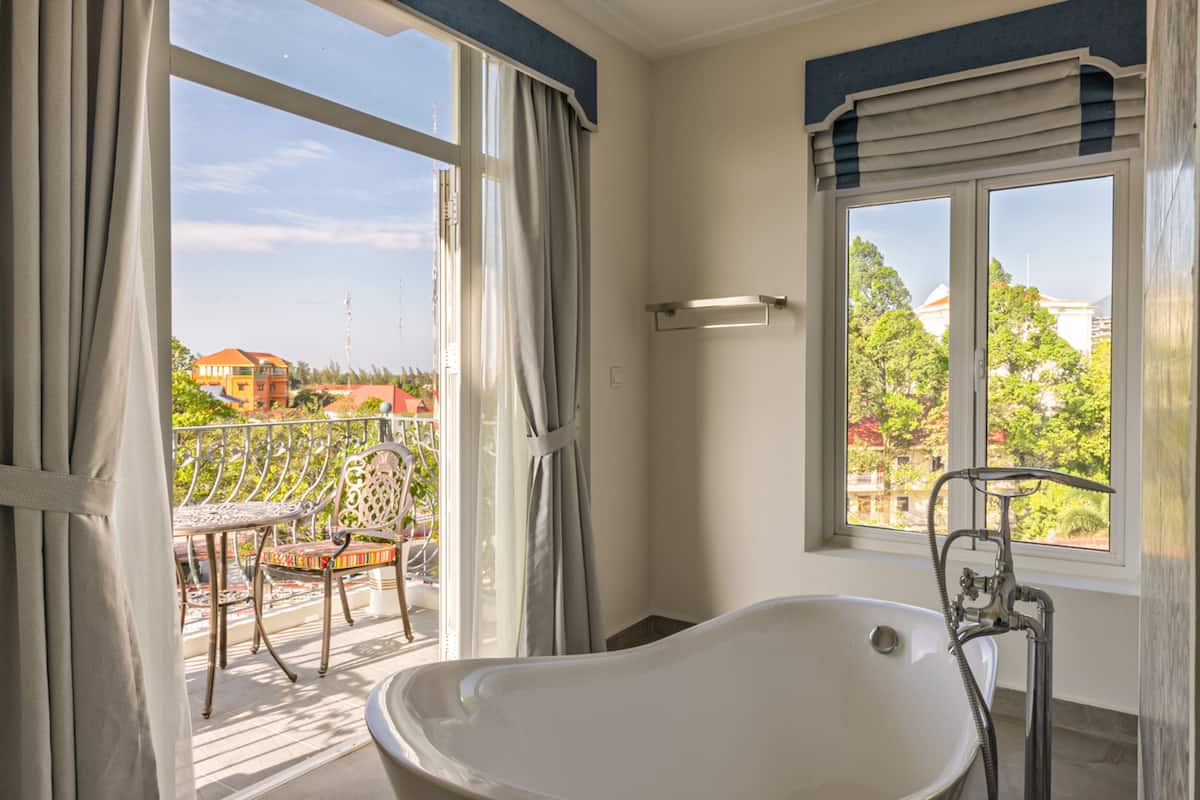 Junior Double Room, Balcony, City View | Bathroom | Free toiletries, hair dryer, bathrobes, slippers