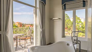 Junior Double Room, Balcony, City View | Bathroom