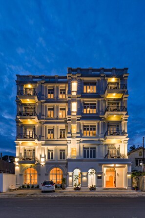 تفاصيل الفندق من الخارج