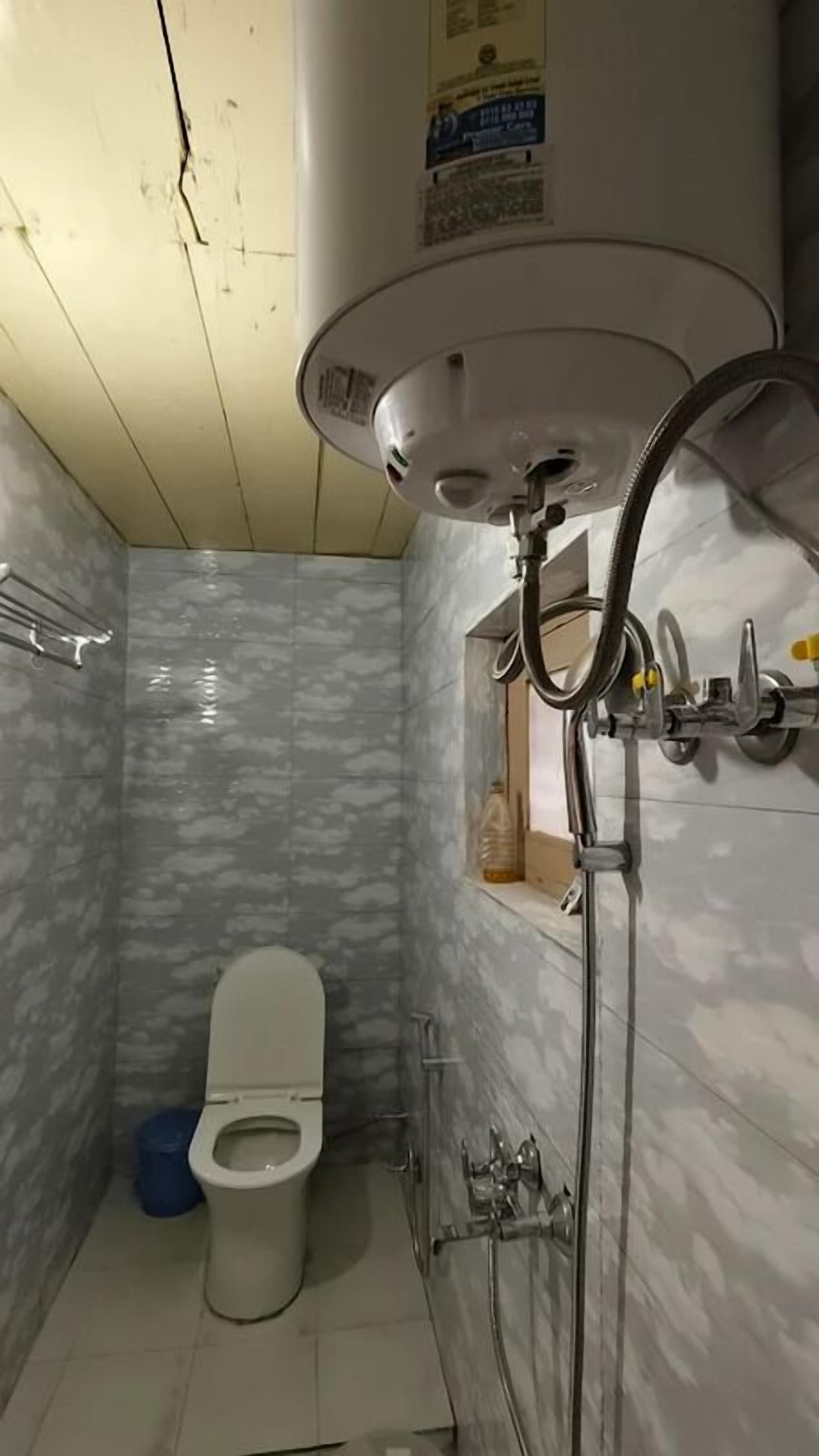 Un bagno con il water, una doccia e un lavandino.