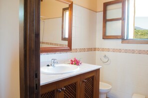 Hair dryer, bidet, towels - Ullastre Holiday home for 8 People near Portopetro with Pool in  Quiet Location (Porto Petro)