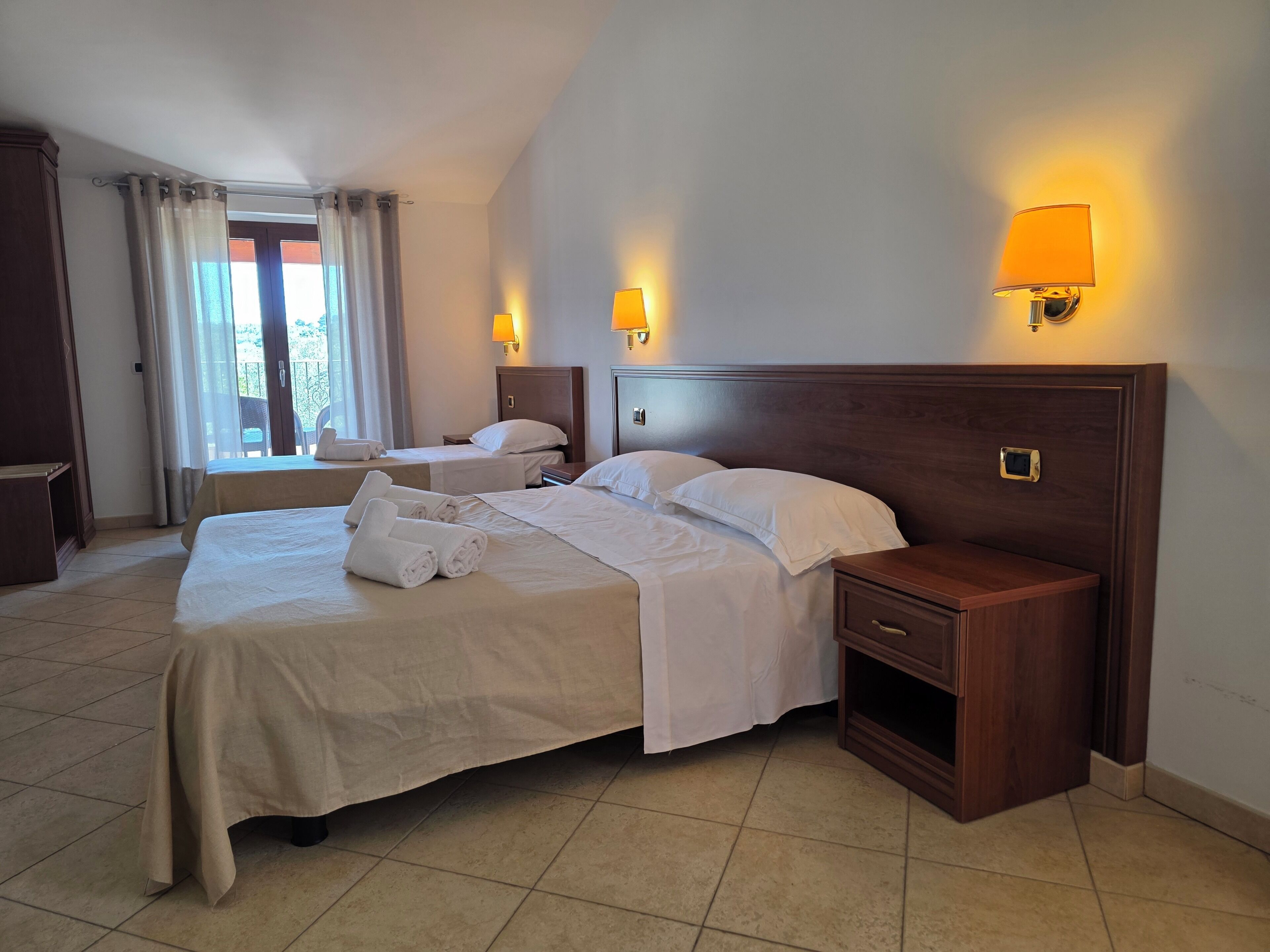 Kolmen hengen superior-huone | Tallelokero huoneessa, äänieristys, ilmainen Wi-Fi