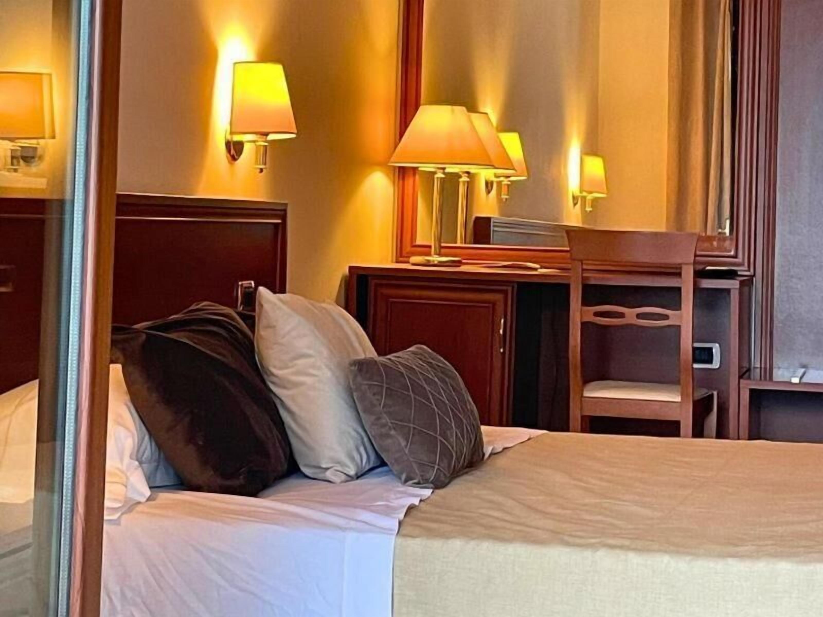 Cofres nos quartos, quartos à prova de som, Wi-Fi de cortesia