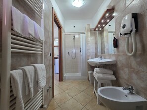 Superior-Dreibettzimmer | Badezimmer | Dusche