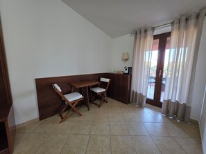 Rom – superior, 1 dobbeltseng | Safe på rommet, lydisolert og wi-fi (inkludert)