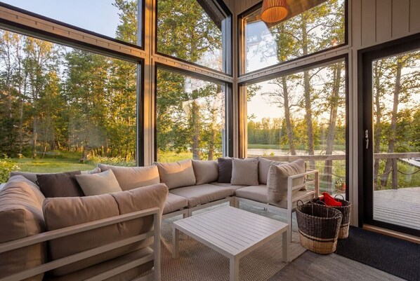 Televisión y chimenea 