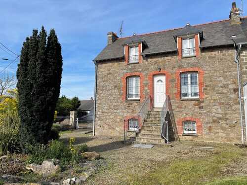 5 minutes walk from the port, comfortable house, enclosed property, private parking
