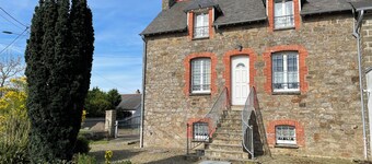5 minutes walk from the port, comfortable house, enclosed property, private parking