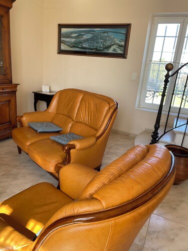 5 minutes walk from the port, comfortable house, enclosed property, private parking