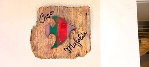 A wooden plaque with a fish design and the words "Cosa" and "Malaga" on it. - Affittimoderni Viddalba - Mafalda House (Viddalba)