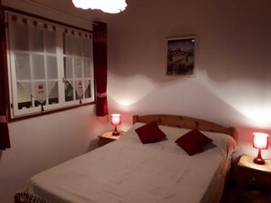 3 bedrooms, iron/ironing board, bed sheets