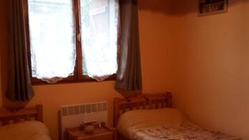 3 bedrooms, iron/ironing board, bed sheets