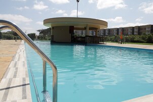 Una piscina al aire libre
