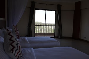 Habitación ejecutiva con 1 cama doble o 2 individuales, vistas al parque | Ropa de cama de alta calidad, escritorio, cortinas opacas