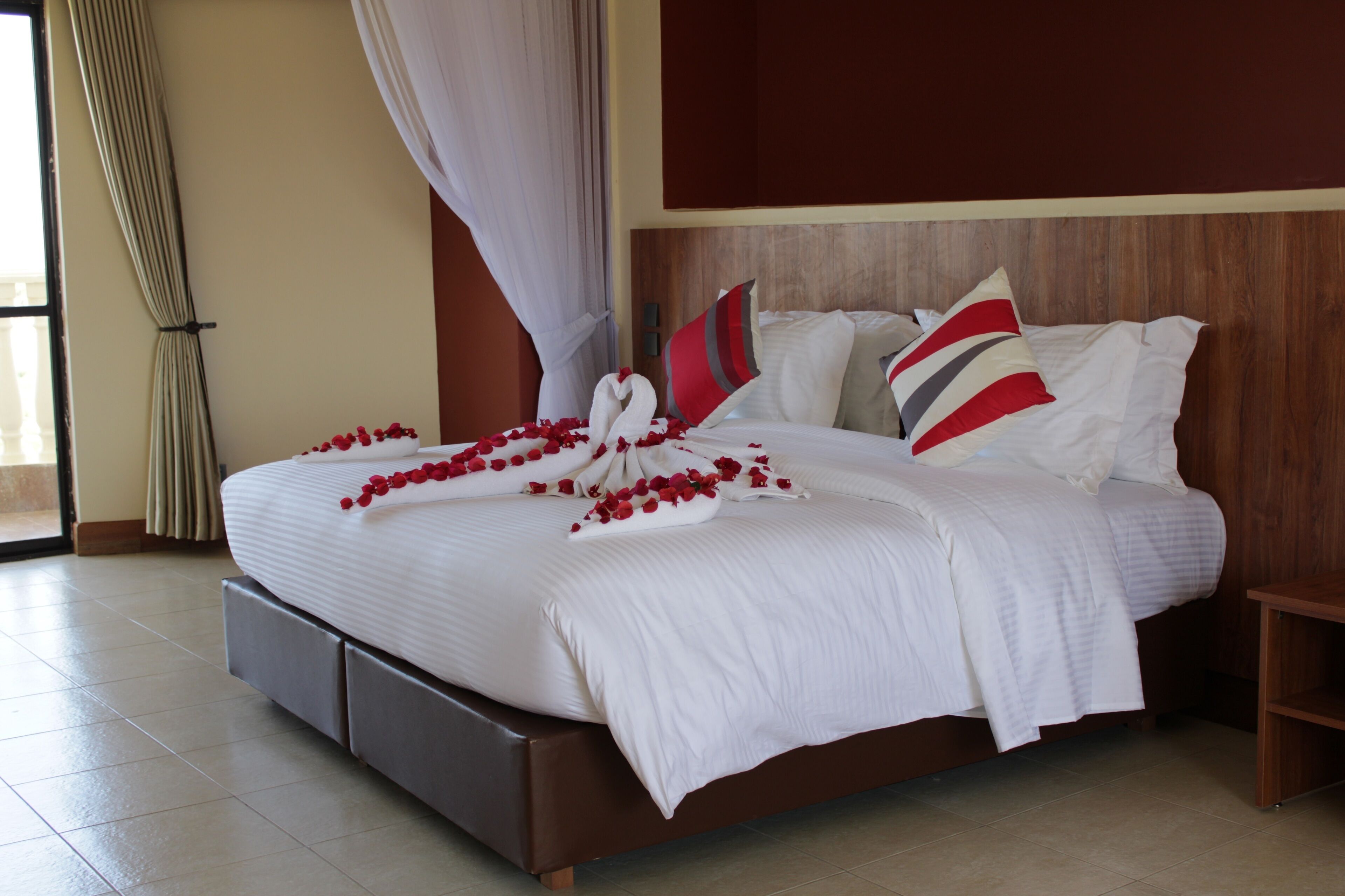 Premium bedding, desk, blackout drapes, rollaway beds