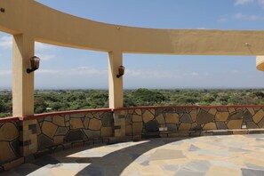 2 bars/lounges, rooftop bar - Amboseli Safari Club (Kimana)