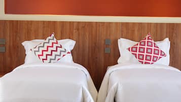 Ropa de cama de alta calidad, escritorio y cortinas blackout