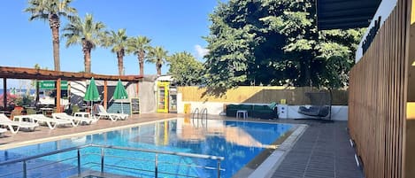 حمّام سباحة خارجي موسمي