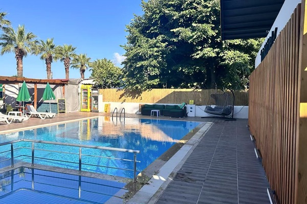 Una piscina al aire libre de temporada