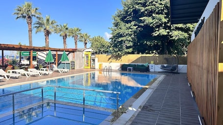Una piscina al aire libre de temporada. Minik Bi Otel