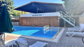 Una piscina al aire libre de temporada