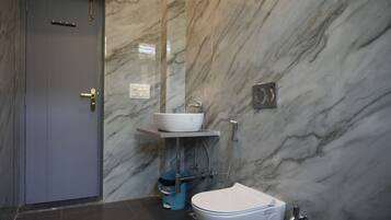 Douche, bidet, serviettes fournies, savon