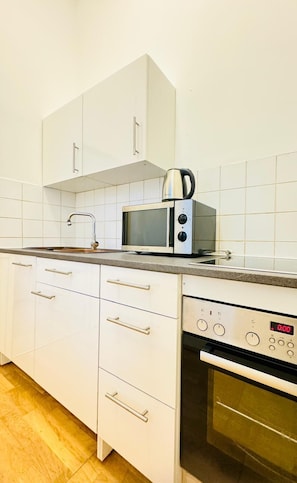 ベーシック アパートメント | 専用キッチン | 冷蔵庫、電子レンジ、オーブン、コンロ