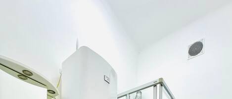 Appartement de base | Salle de bain | Douche, articles de toilette (gratuits), séchoir à cheveux