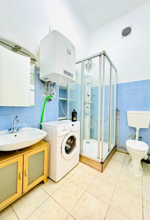 ベーシック アパートメント | バスルーム | シャワー、バスアメニティ (無料)、ヘアドライヤー、タオル