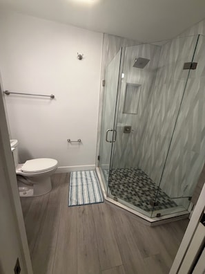 Shower, hair dryer, towels, soap - Charming, remodeled & spacious 2 bedroom, 2 1/2 bath townhome in Key Largo, Fl (Key Largo)