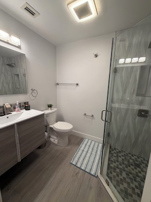 Shower, hair dryer, towels, soap - Charming, remodeled & spacious 2 bedroom, 2 1/2 bath townhome in Key Largo, Fl (Key Largo)