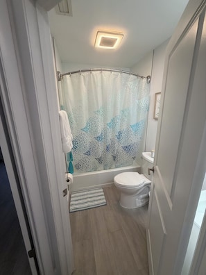 Shower, hair dryer, towels, soap - Charming, remodeled & spacious 2 bedroom, 2 1/2 bath townhome in Key Largo, Fl (Key Largo)