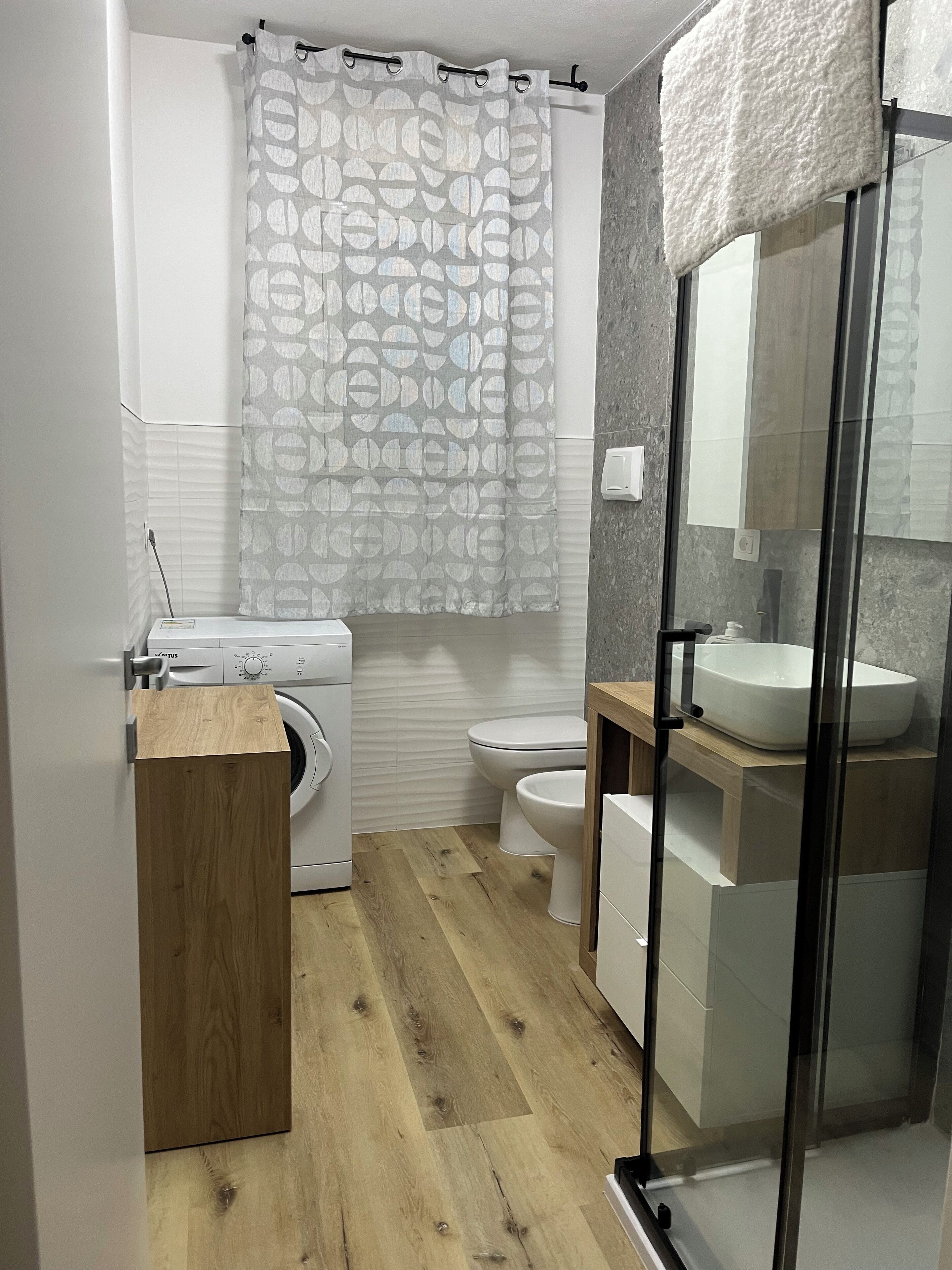 Douche, séchoir à cheveux, bidet, serviettes fournies