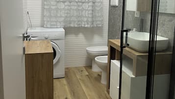 Douche, sĂšche-cheveux, bidet, serviettes fournies