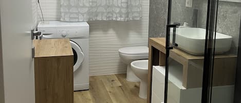 Douche, séchoir à cheveux, bidet, serviettes fournies