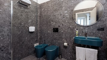 Standard Double Room | Bathroom | Hair dryer, towels, soap, shampoo