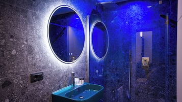 Kamar Double Standar | Kamar mandi | Pengering rambut, handuk, sabun, dan sampo