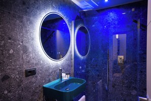 Standard Double Room | Bathroom | Hair dryer, towels, soap, shampoo - DOMUS ANCONA (Roma)